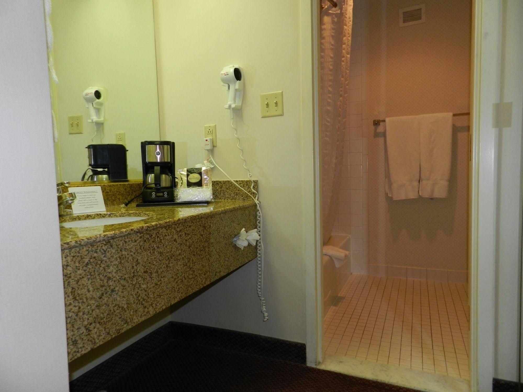 Ashmore Inn And Suites Lubbock Buitenkant foto
